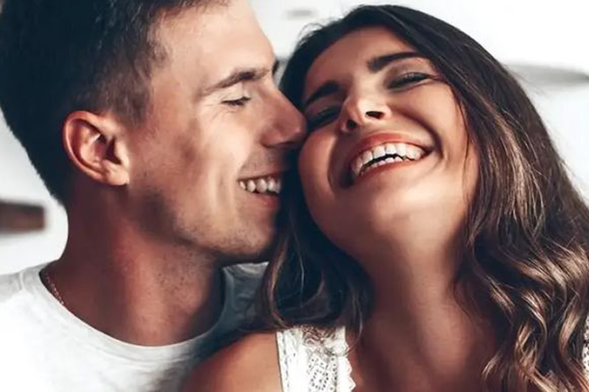 Đôi nam nữ hạnh phúc tin tưởng sử dụng bao cao su OKAMOTO