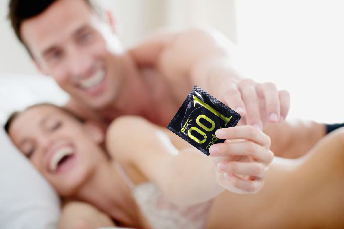 Cặp đôi hạnh phúc cầm hộp OKAMOTO, đại diện cho sự lựa chọn đúng đắn.