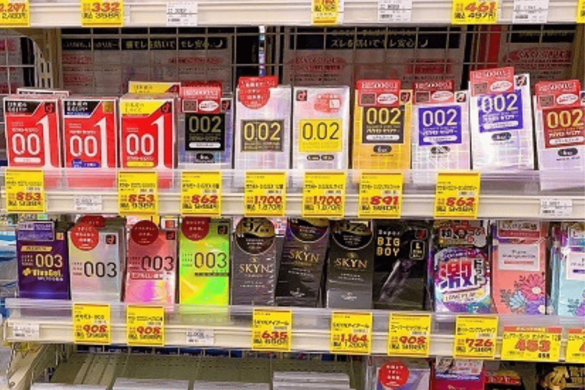 Bao cao su OKAMOTO được trưng bày trong một cửa hàng tại Nhật Bản.