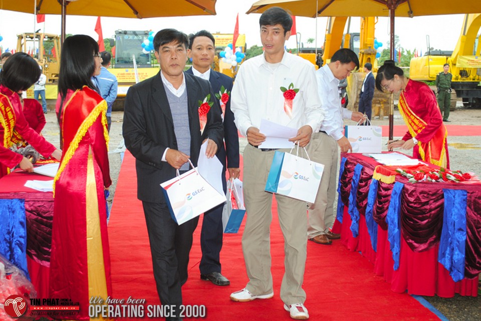 Lễ tân cài hoa áo, phát quà