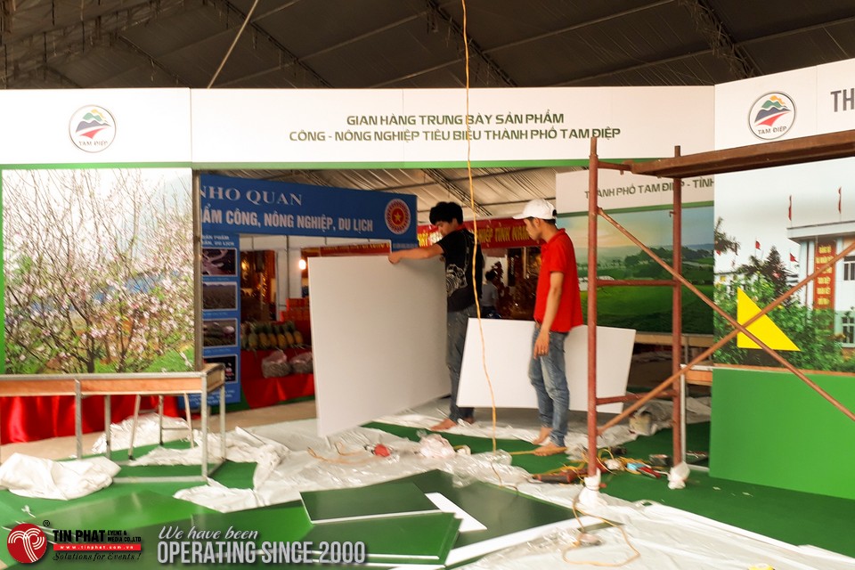 Hoàn thiện trang trí Gian hàng triển lãm thành tựu tiêu biểu của thành phố Tam Điệp