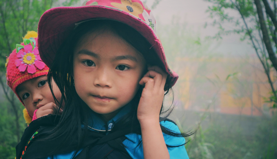 tre-em-na-thac-khuoi-my-lung-vai