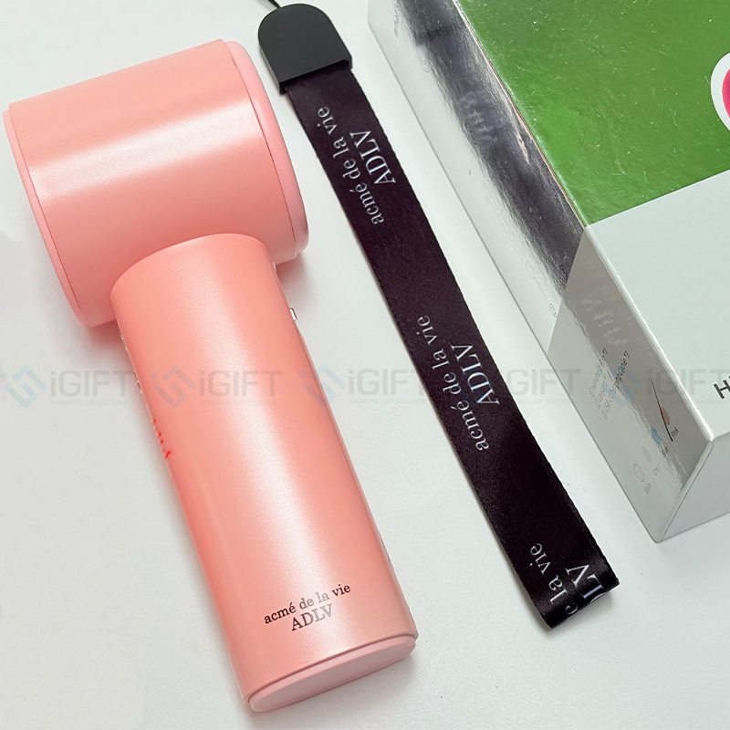 Quạt điện cầm tay in logo – Quà tặng mùa hè tiện dụng, hiệu quả cho chiến dịch quảng bá thương hiệu 5 Quạt điện cầm tay in logo – Quà tặng mùa hè tiện dụng, hiệu quả cho chiến dịch quảng bá thương hiệu Quà tặng công nghệ doanh nghiệp