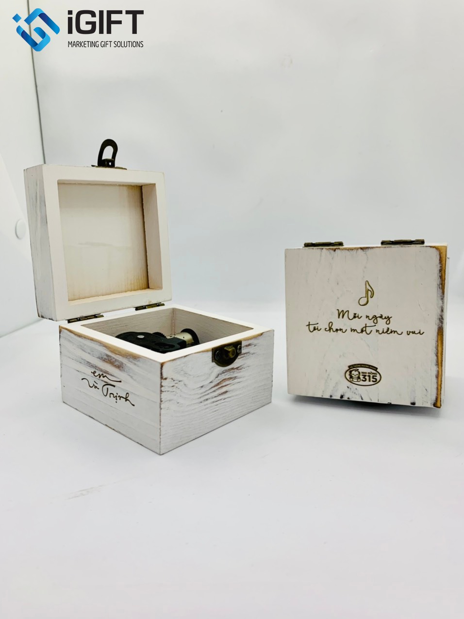 Hộp nhạc gỗ vặn cót khắc logo Phim Em Và Trịnh 1 Hộp nhạc gỗ vặn cót khắc logo Phim Em Và Trịnh Quà tặng công nghệ doanh nghiệp