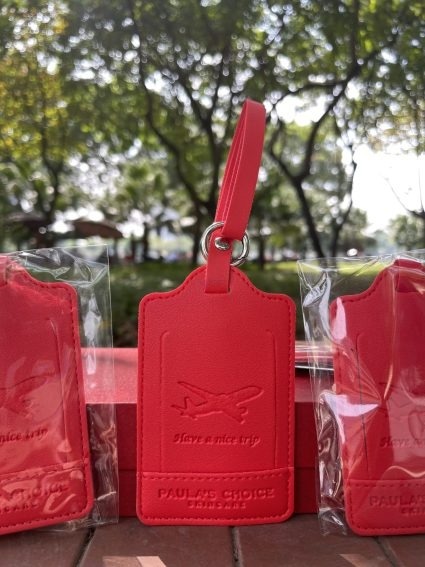 Tag hành lý da dập logo Paula’s Choice 1 Tag hành lý da dập logo Paula’s Choice Quà tặng công nghệ doanh nghiệp