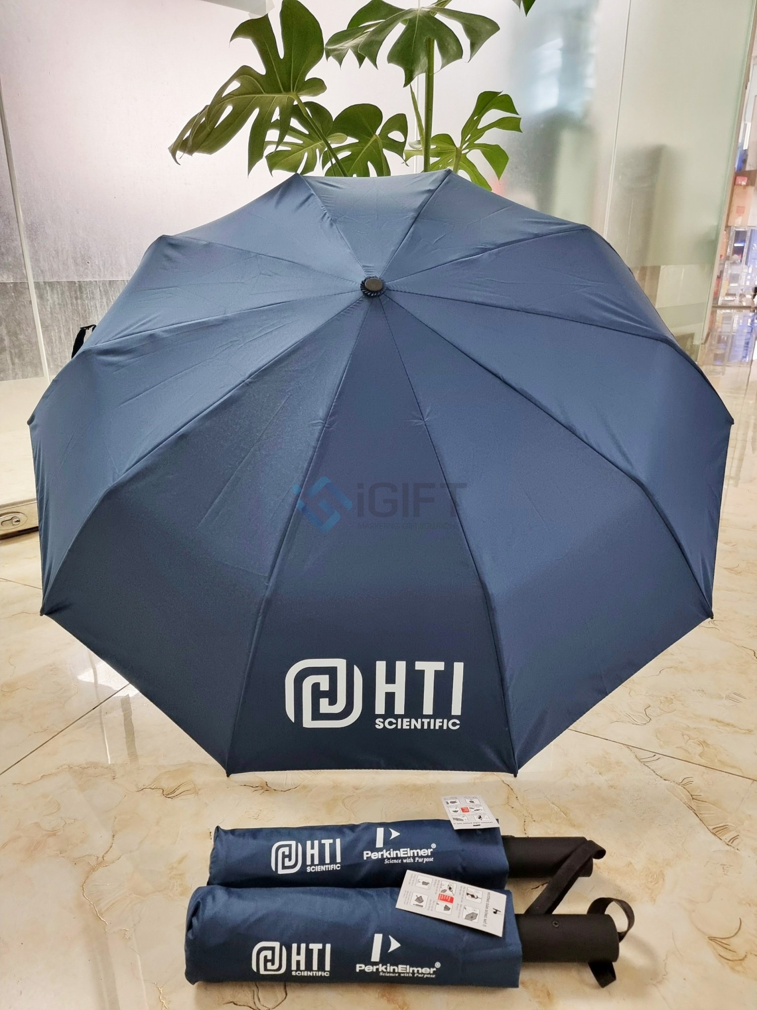 Ô dù cầm tay in logo HTI 2 Ô dù cầm tay in logo HTI Quà tặng công nghệ doanh nghiệp