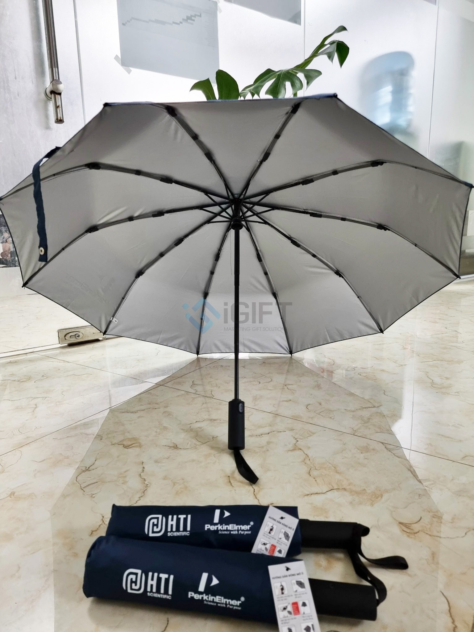 Ô dù cầm tay in logo HTI 1 Ô dù cầm tay in logo HTI Quà tặng công nghệ doanh nghiệp