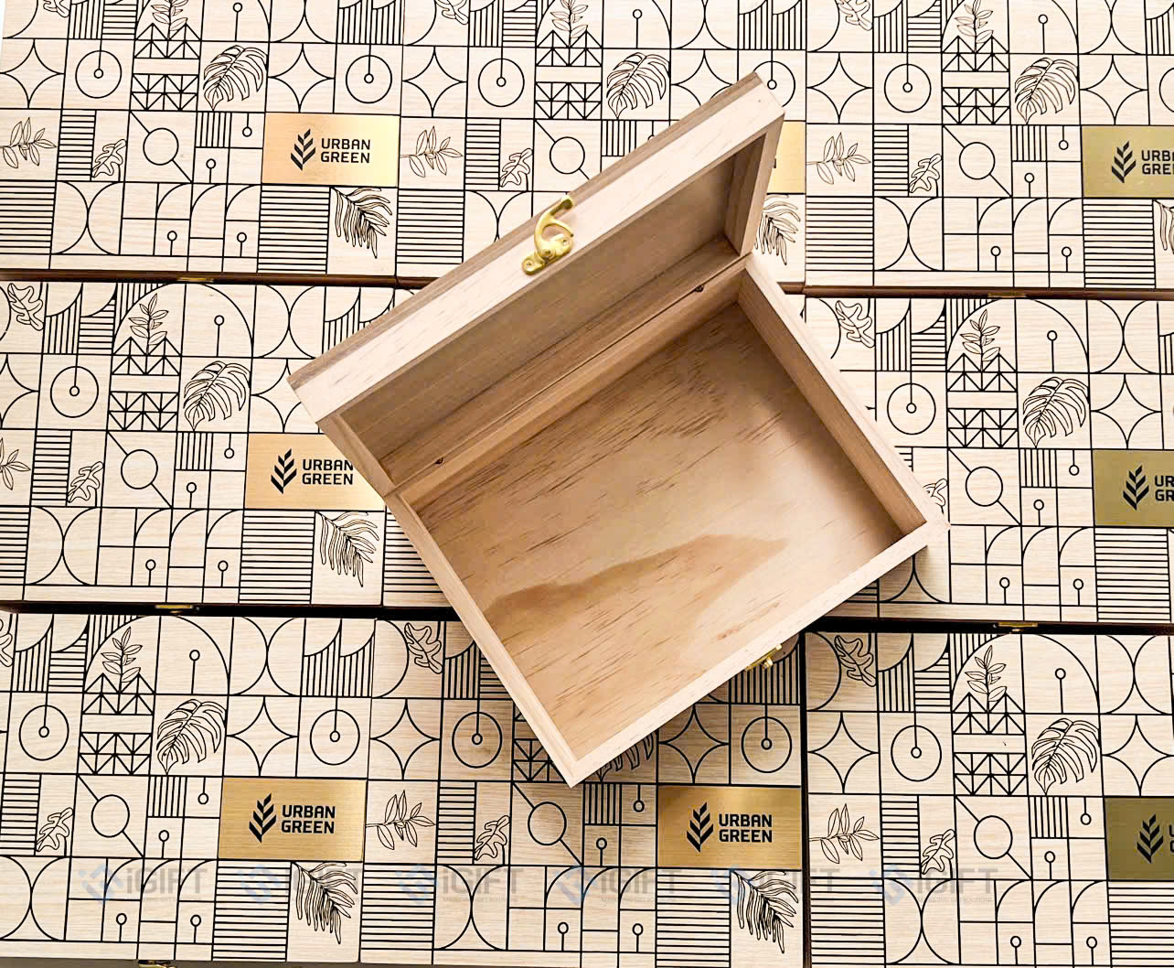 Hộp gỗ khắc theo yêu cầu - tag logo Urban Green 1 Hộp gỗ khắc theo yêu cầu - tag logo Urban Green Quà tặng công nghệ doanh nghiệp