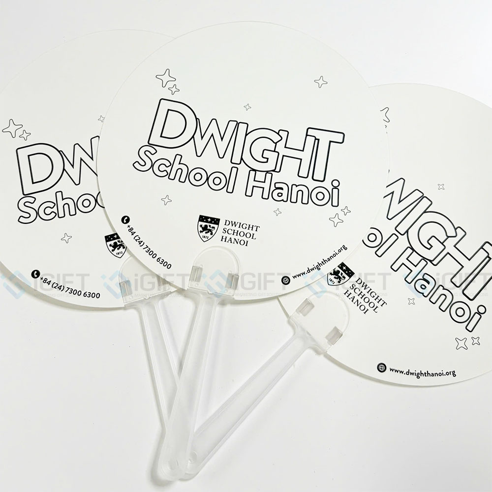 Quạt giấy cán nhựa cầm tay - In logo Dwight School Hanoi 2 Quạt giấy cán nhựa cầm tay - In logo Dwight School Hanoi Quà tặng công nghệ doanh nghiệp