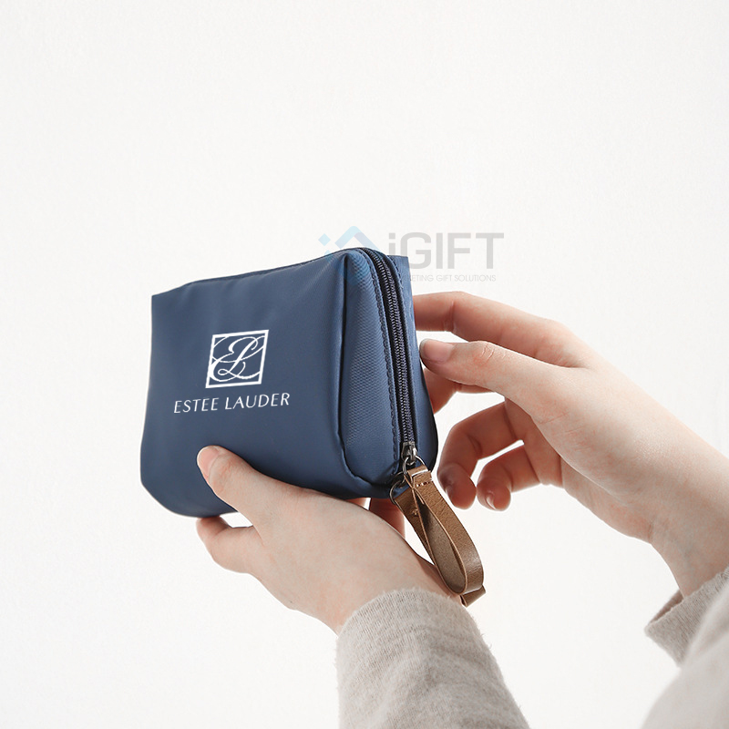 Túi đựng mỹ phẩm in logo theo yêu cầu 2 Túi đựng mỹ phẩm in logo theo yêu cầu Quà tặng công nghệ doanh nghiệp