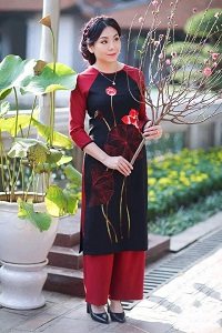 Ao dai trung nien theu hoa sen