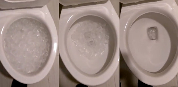 Sửa bồn cầu bị nghẹt bằng đá viên