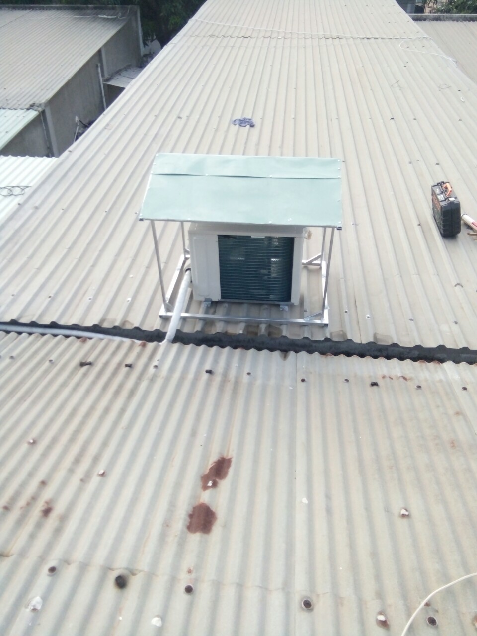 Lưu ý lắp đặt mái che cục nóng máy lạnh