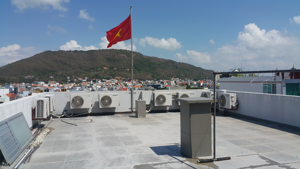 Cục nóng máy lạnh chịu rất nhiều tác động xấu từ môi trường