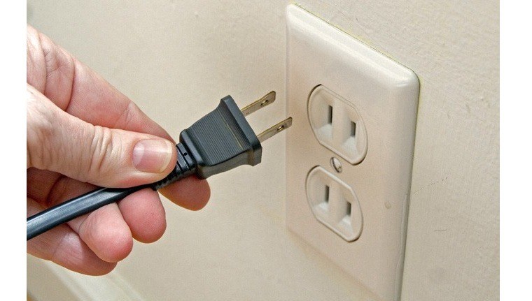 Ngắt điện trước khi sửa tivi để đảm bảo an toàn