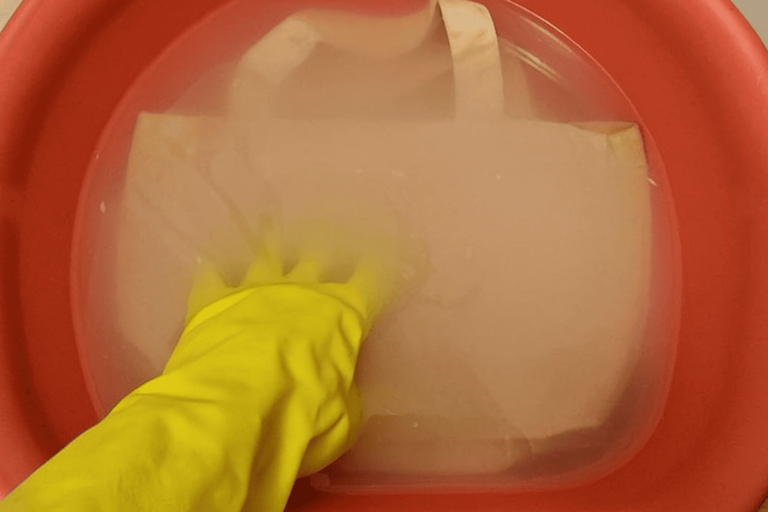 giặt tay túi vải canvas là cách bảo quản tối ưu nhất