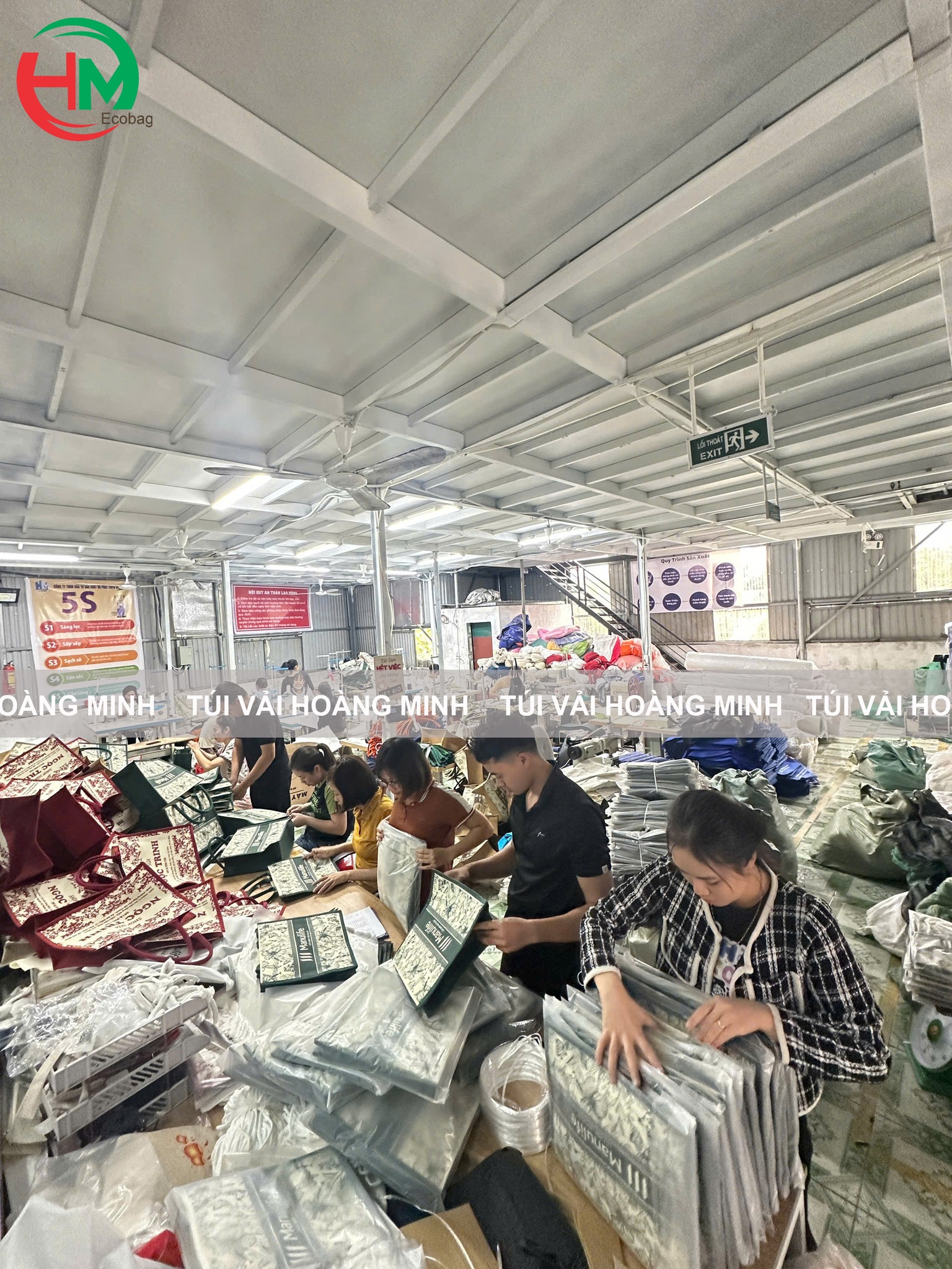 Hình ảnh đội ngũ xưởng Túi Vải Hoàng Minh chuẩn bị giao hàng