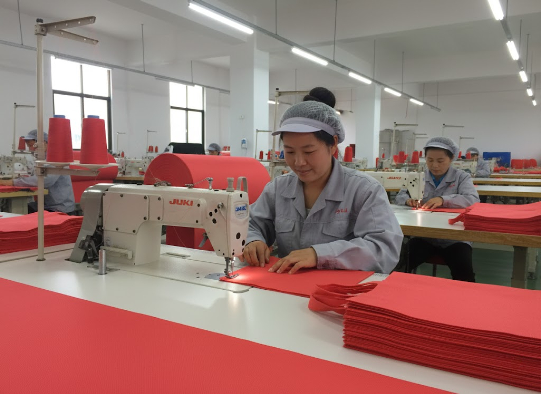 May hoặc dán nhiệt – công đoạn định hình trong quy trình may túi vải không dệt quà tặng Tết