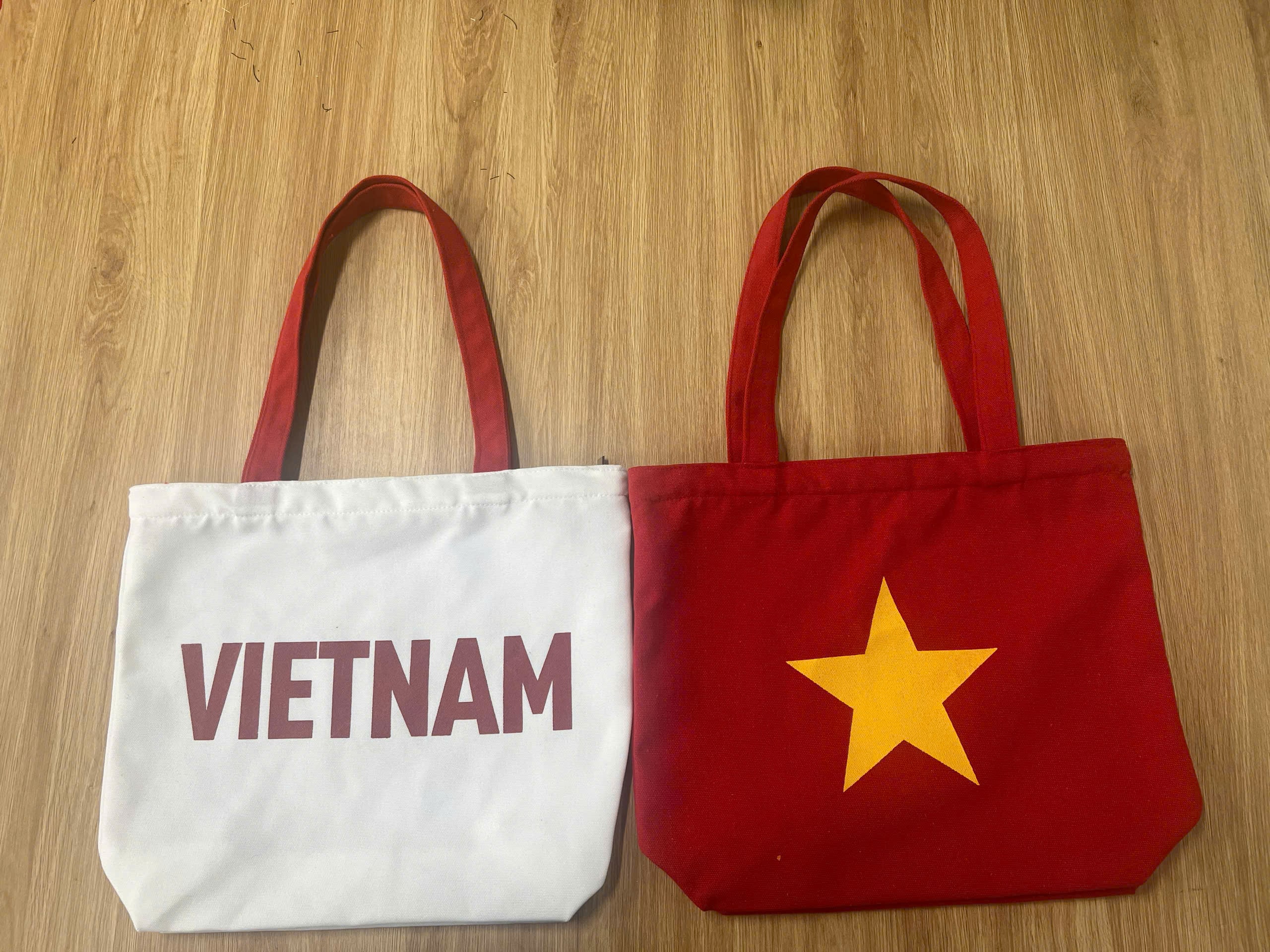 Túi Vải Canvas Đỏ In Ngôi Sao Vàng VIỆT NAM sản xuất tại xưởng Túi Vải Hoàng Minh