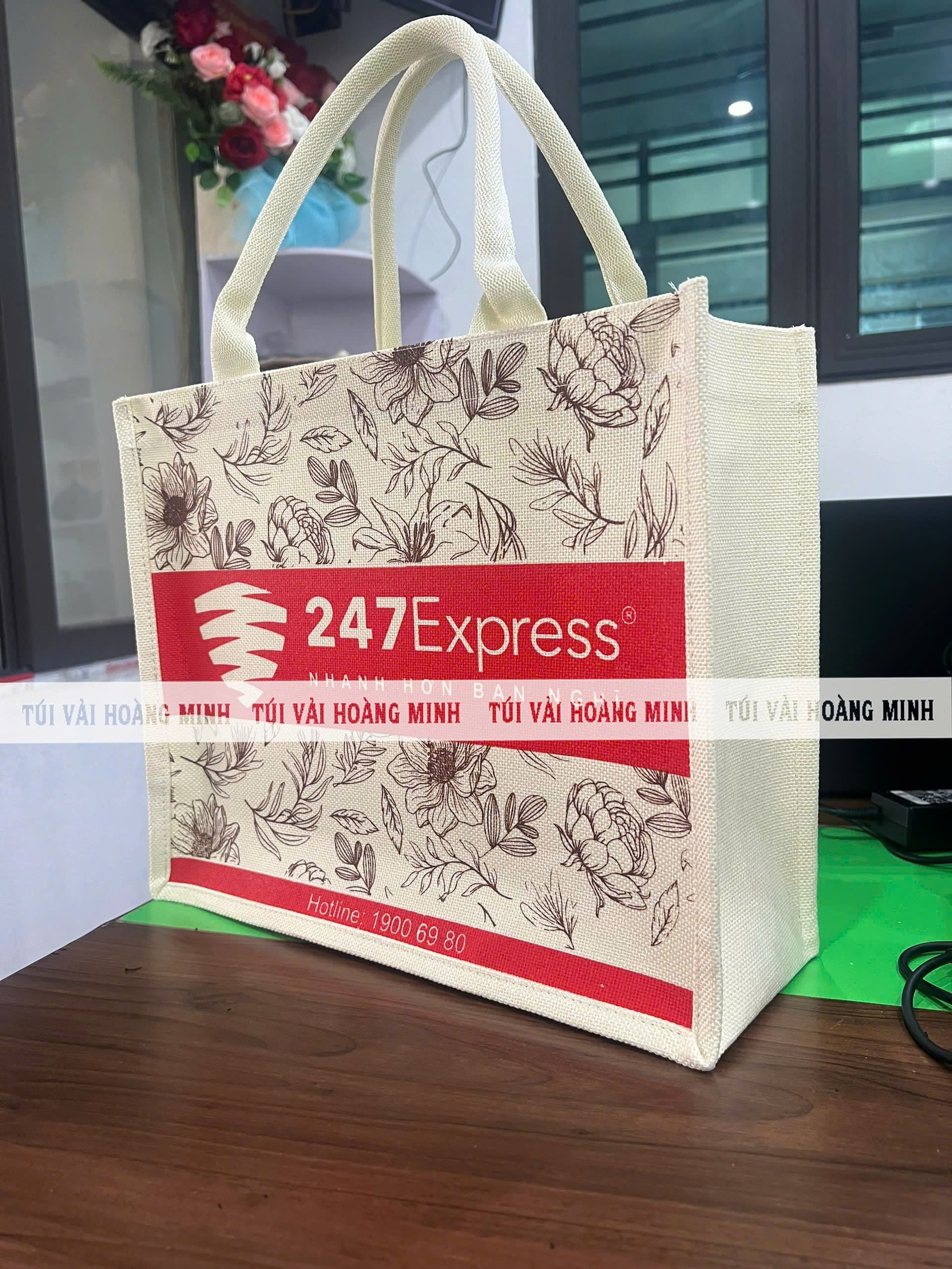túi linen in logo 247express màu sắc kem nổi bật cùng với họa tiết hoa lá cành