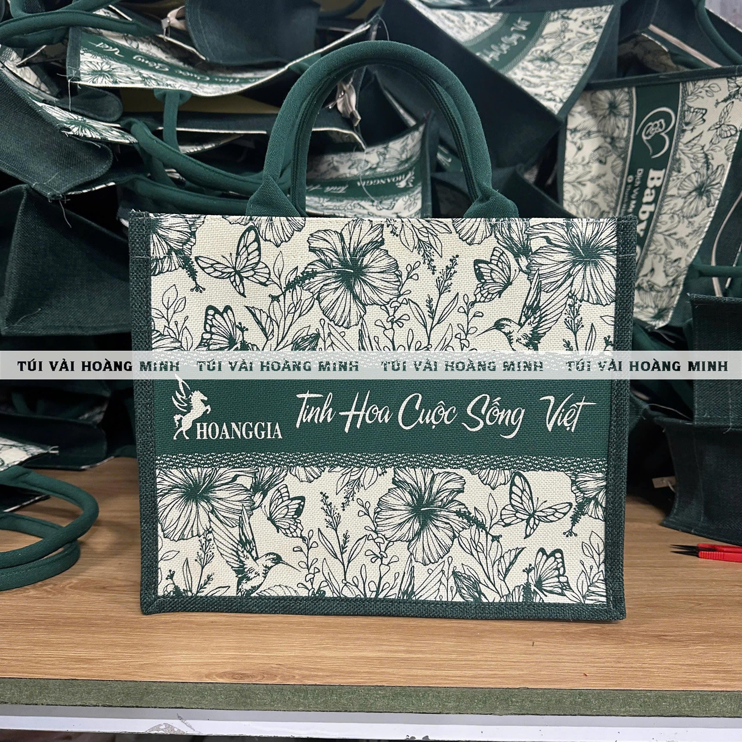 Túi vải linen in logo Hoàng gia có màu xanh chủ đạo với họa tiết bướm