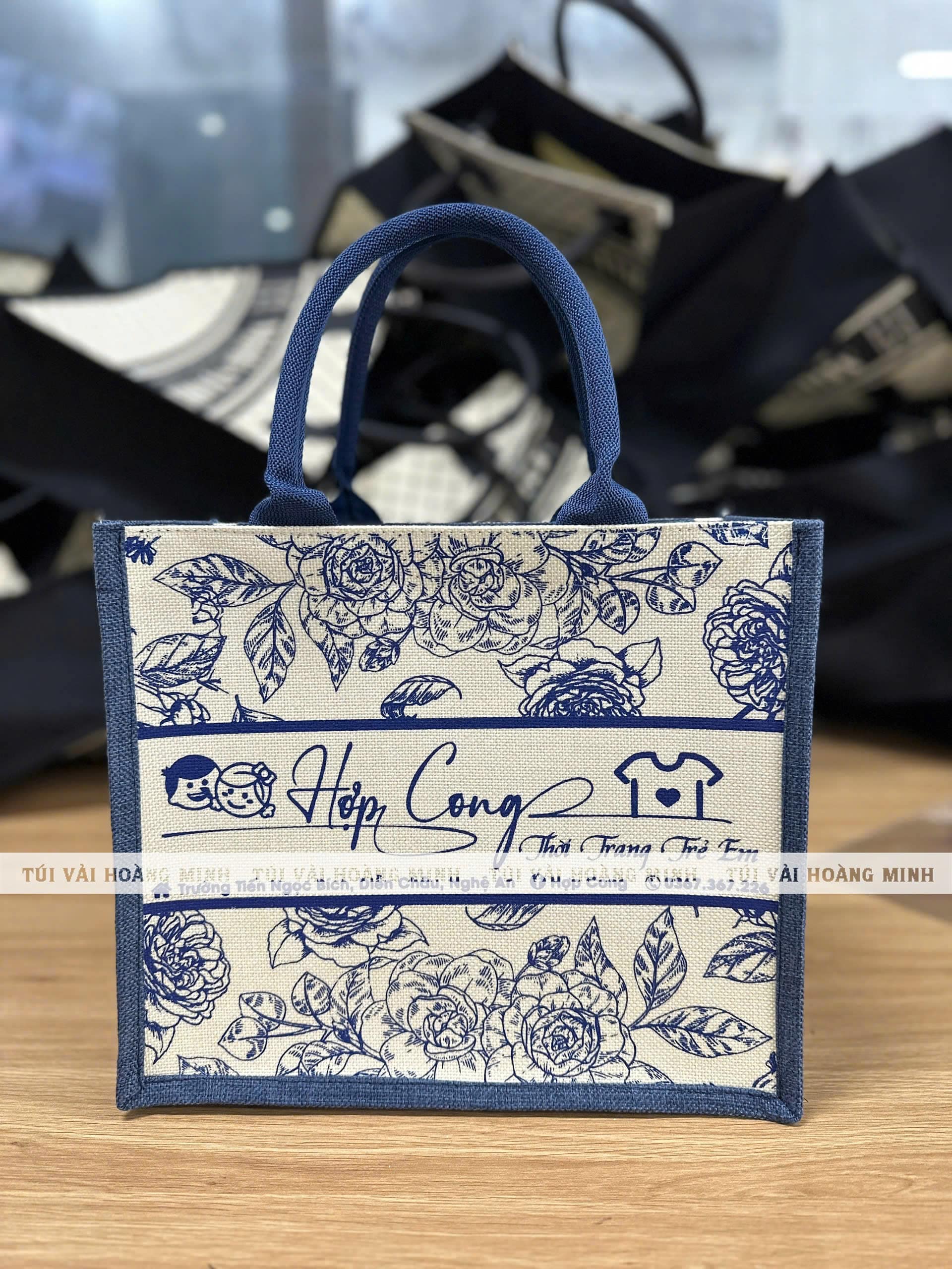 Túi vải linen in logo thương hiệu thời trang hợp công nổi bật với tông màu xanh navy