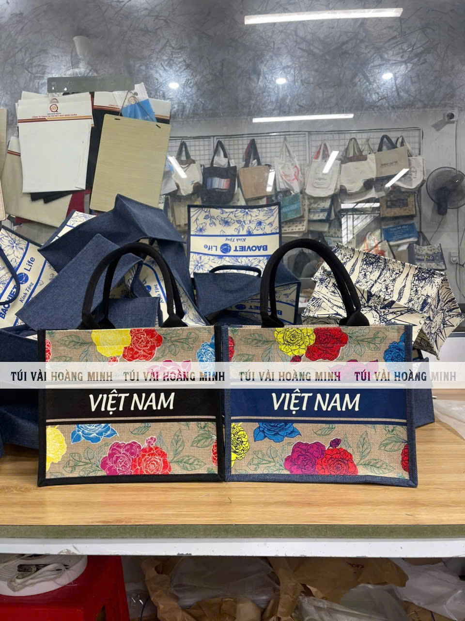 Túi vải linen họa tiết hoa thêm dòng chữ Việt Nam