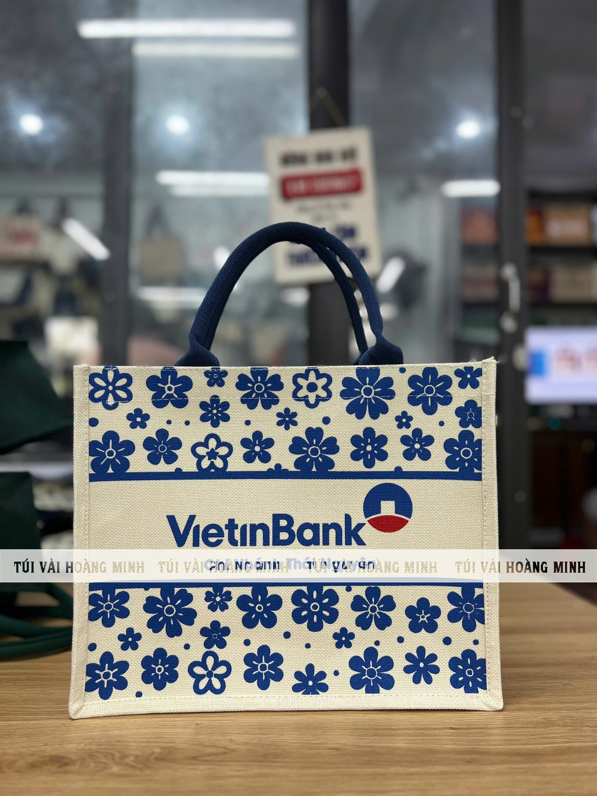 túi vải linen in logo VietinBank họa tiết hoa xanh – sản phẩm quà tặng thương hiệu thân thiện môi trường
