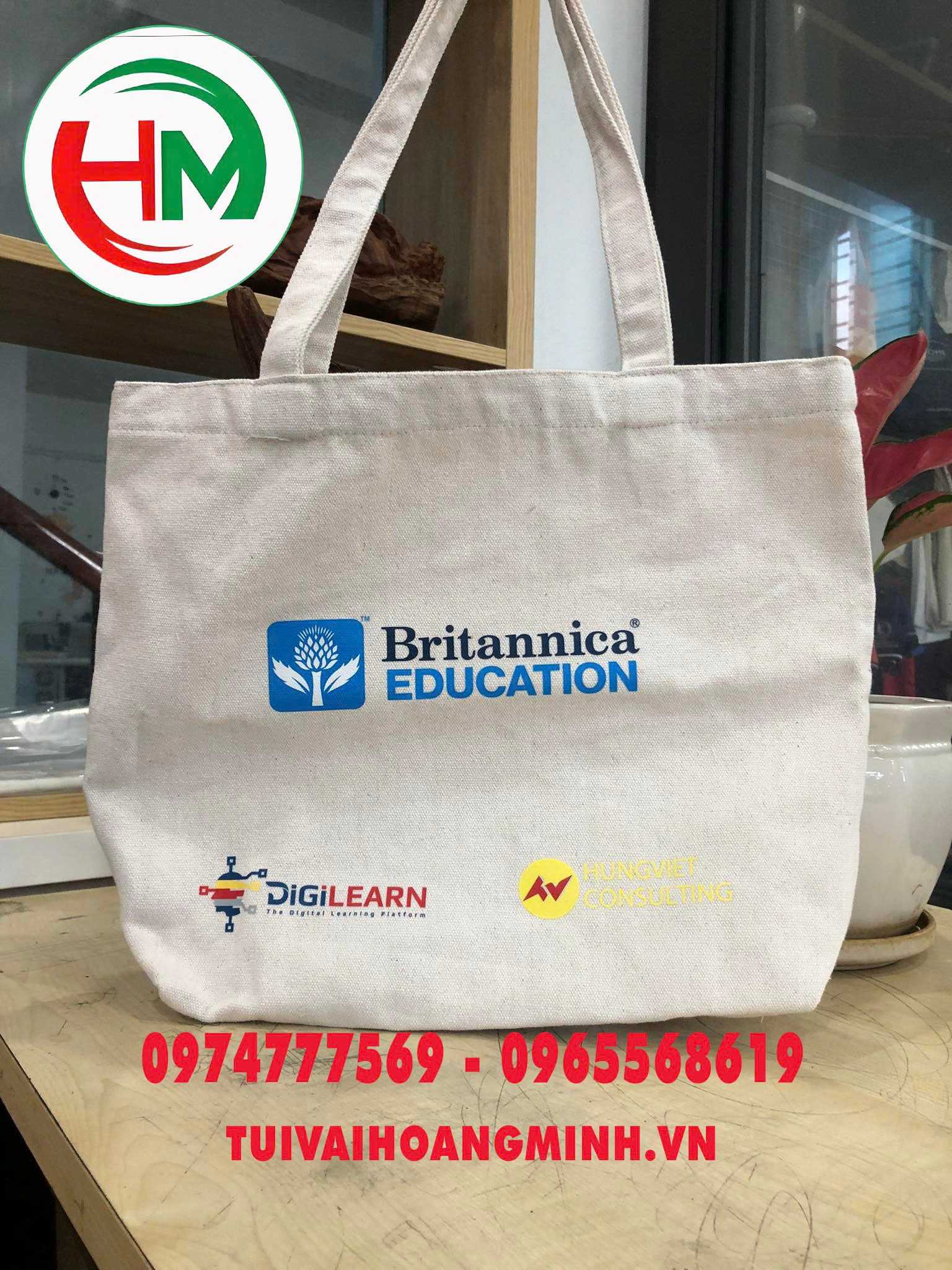Túi vải canvas in logo của công ty cung cấp giáo dục nổi bật với dòng logo britannica education