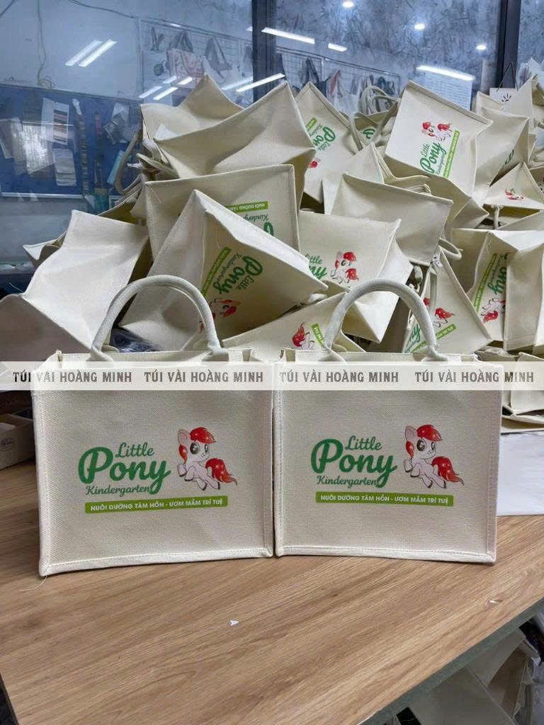 úi vải in logo thương hiệu mang thông điệp " nuôi dưỡng tâm hồn - ươm mầm trí tuệ "