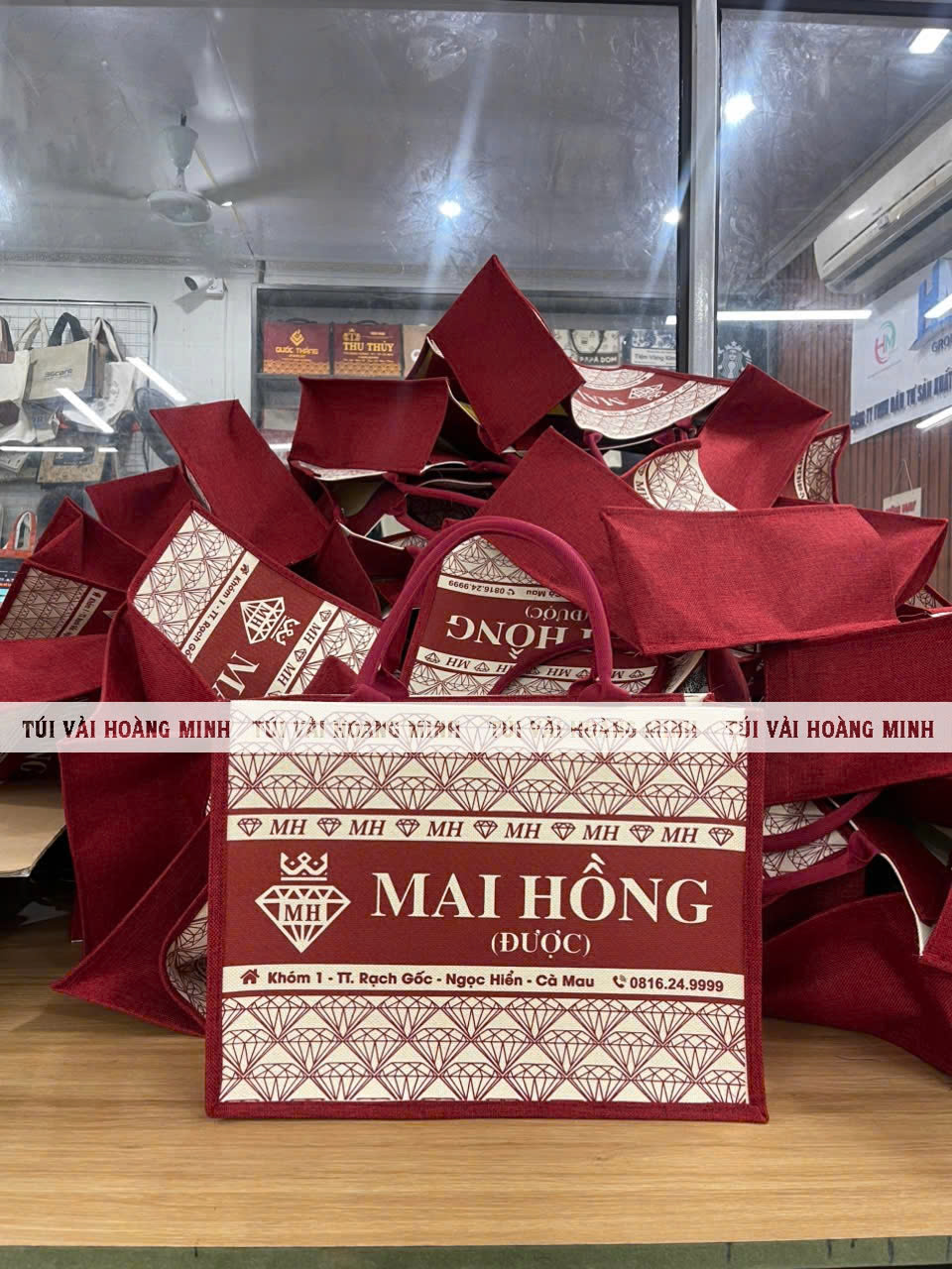 túi vải linen Mai Được nổi bật với tông màu đỏ đô cùng họa tiết kim cương phù hợp với ngành vàng bạc đá quý