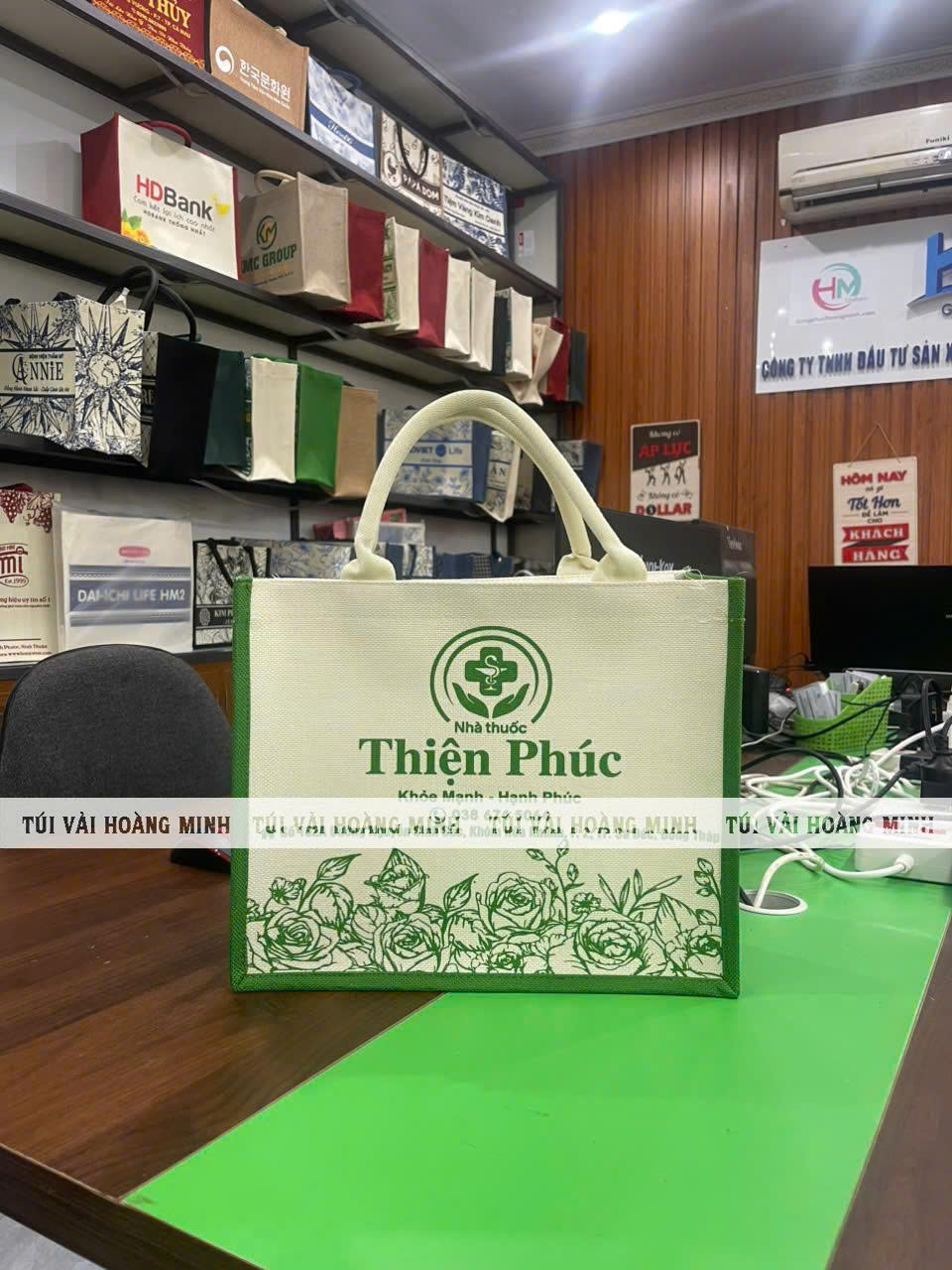 Túi vải linen in logo Nhà thuốc Thiện Phúc, chất liệu thân thiện môi trường, thiết kế viền xanh, hoa văn y tế sang trọng