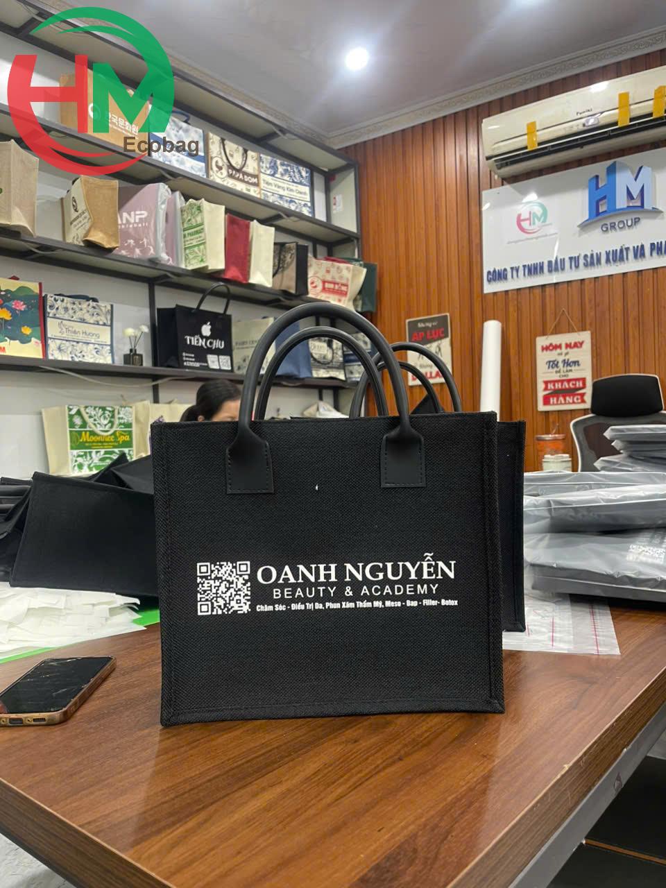 Túi vải linen in logo Oanh Nguyễn Beauty & Academy tại xưởng Túi Vải Hoàng Minh