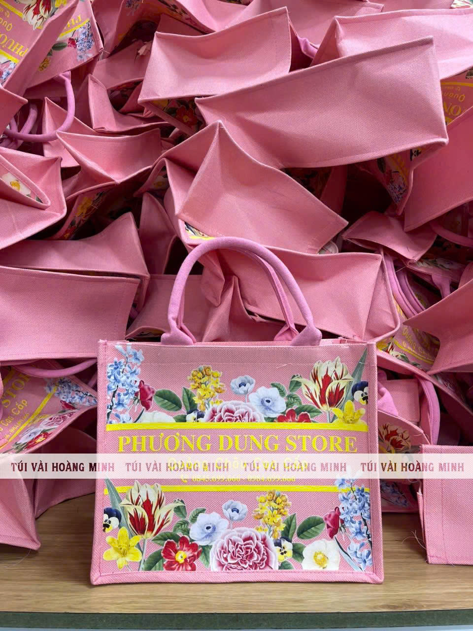 Túi vải Linen in logo Phương Dung store nổi bật với tông màu hồng cùng họa tiết hoa lá dễ thương