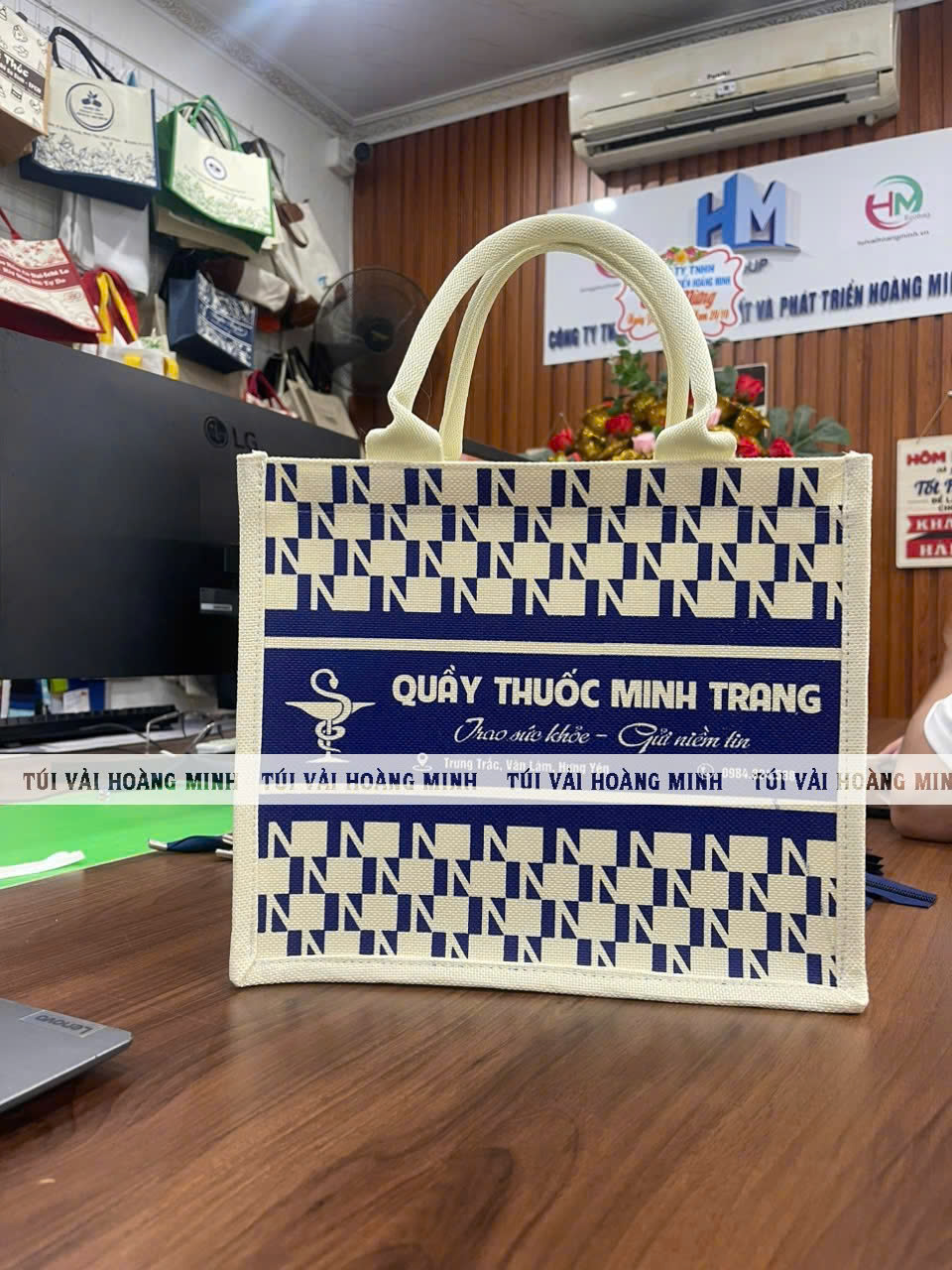 túi linen in logo của quầy thuốc Minh trang, quai túi màu kem kết hợp thân túi màu xanh