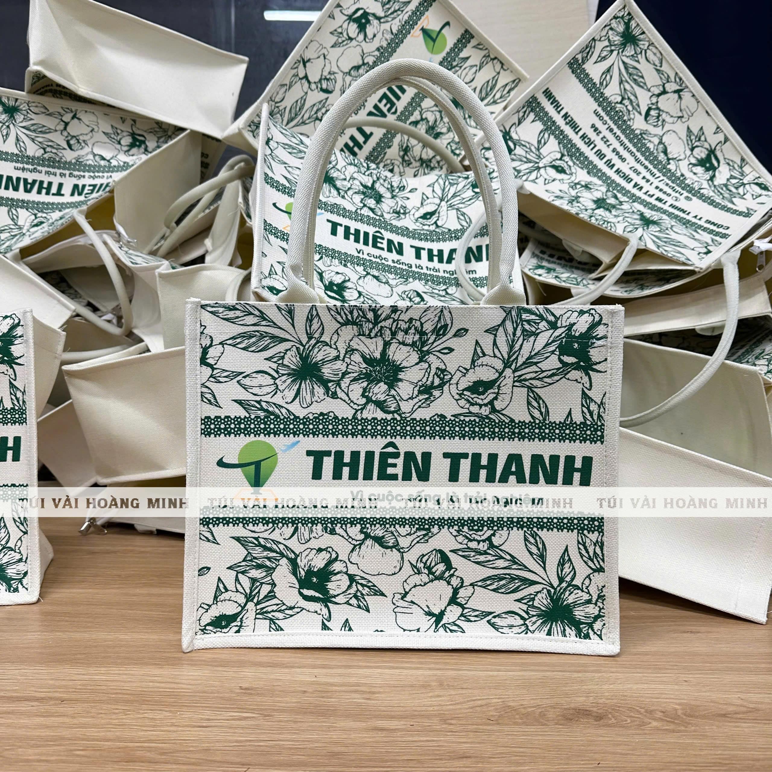 Túi vải linen in logo Thiên Thanh Travel – thiết kế họa tiết hoa lá xanh, thân thiện môi trường, quà tặng du lịch xanh chuyên nghiệp