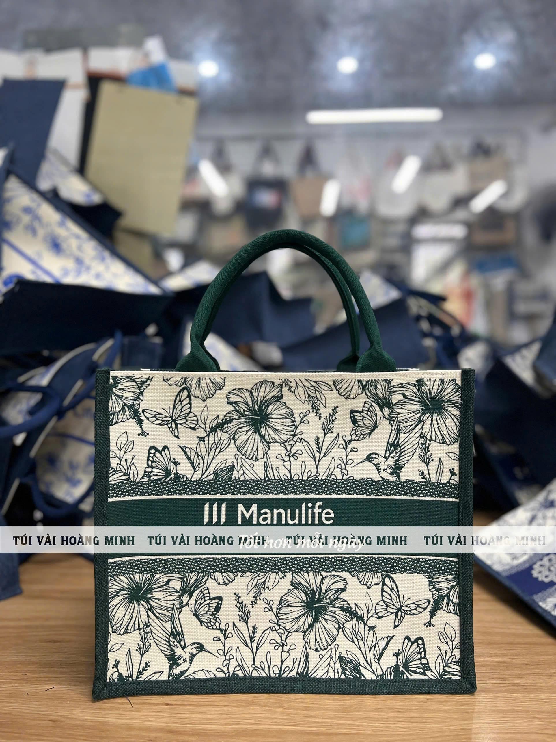 Túi vải linen Manulife in logo thương hiệu, họa tiết hoa lá sang trọng, thân thiện môi trường