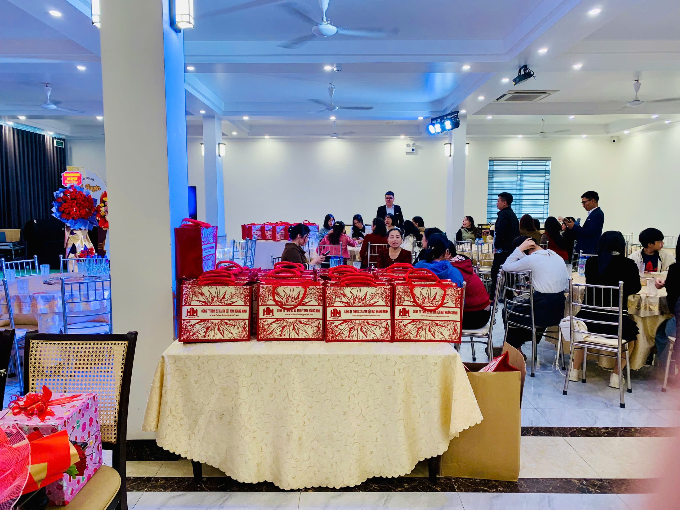 Túi vải quà tặng in logo dịp tất niên truyền đạt thông điệp tinh tế