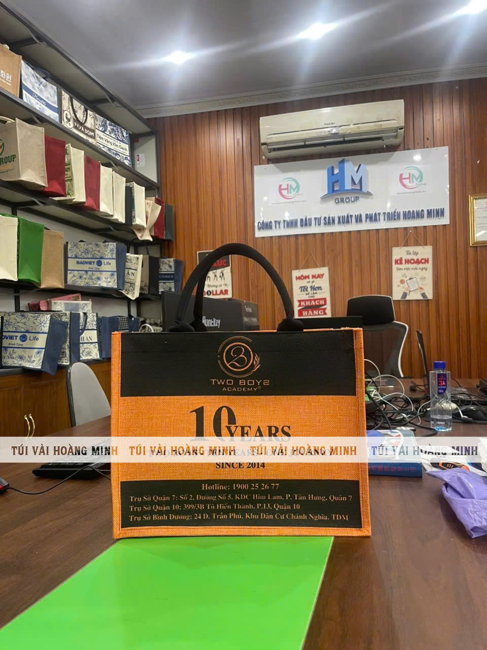 Túi vải Linen thương hiệu Two boy 2 nổi bật với tông màu vàng đen logo kỷ niệm 10 năm thành lập