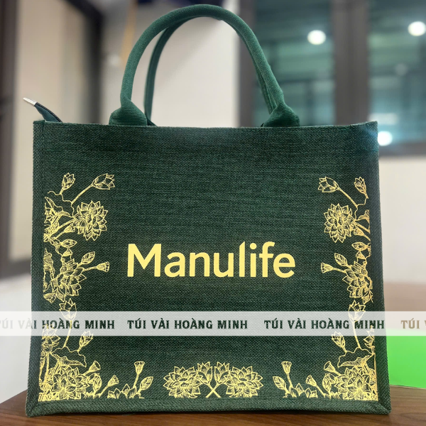 Túi vải linen in logo Manulife kết hợp giữa màu sắc xanh lá và họa tiết hoa sen rất sang trọng