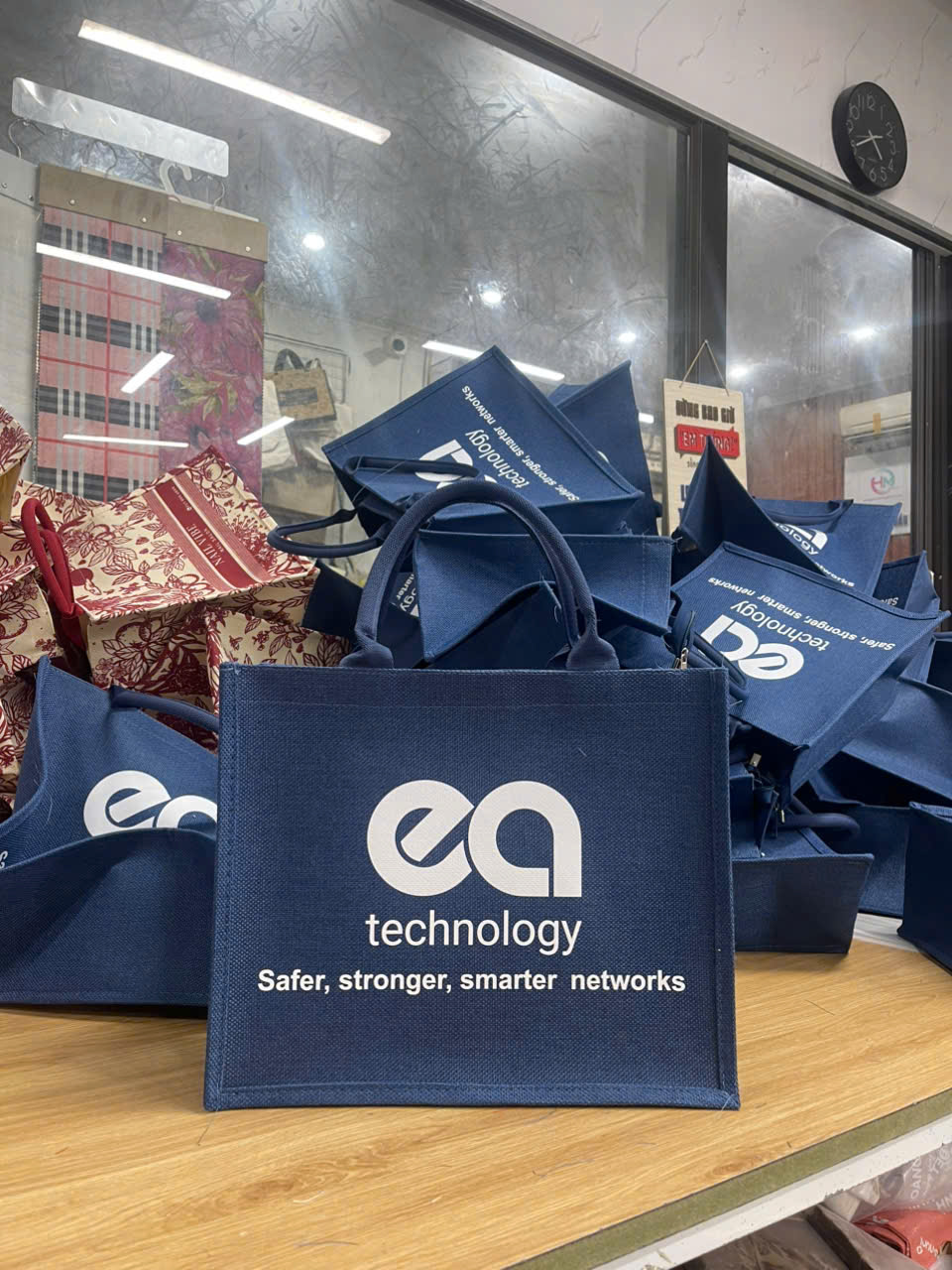 sản phẩm túi vải linen in logo được sản xuất tại xưởng Túi Vải Hoàng Minh