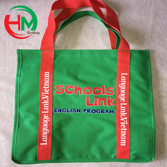 Tiến hành may túi vải không dệt