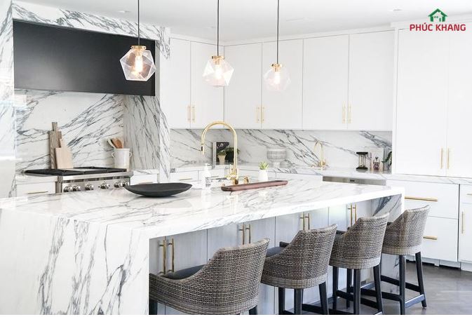 do ben cua tam op tuong PVC 3