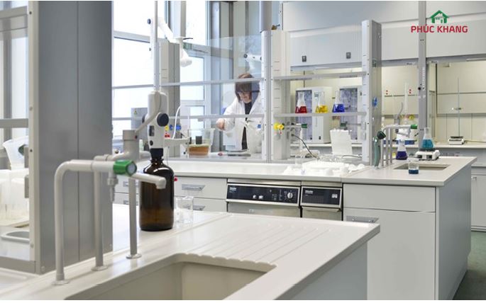 do ben cua tam op tuong PVC 3