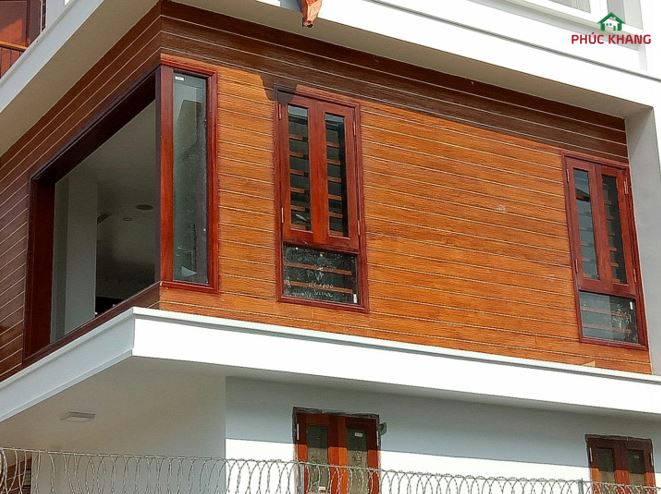 do ben cua tam op tuong PVC