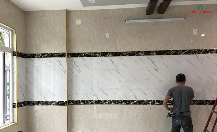 gia tam op tuong pvc van da 2