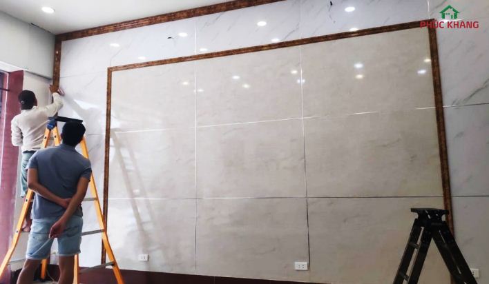 tam op tuong nhua pvc van da 2