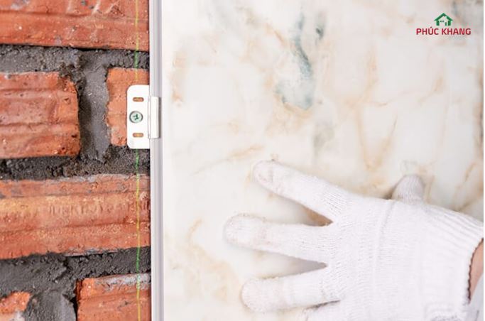 thi cong tam op tuong PVC tai nha 4