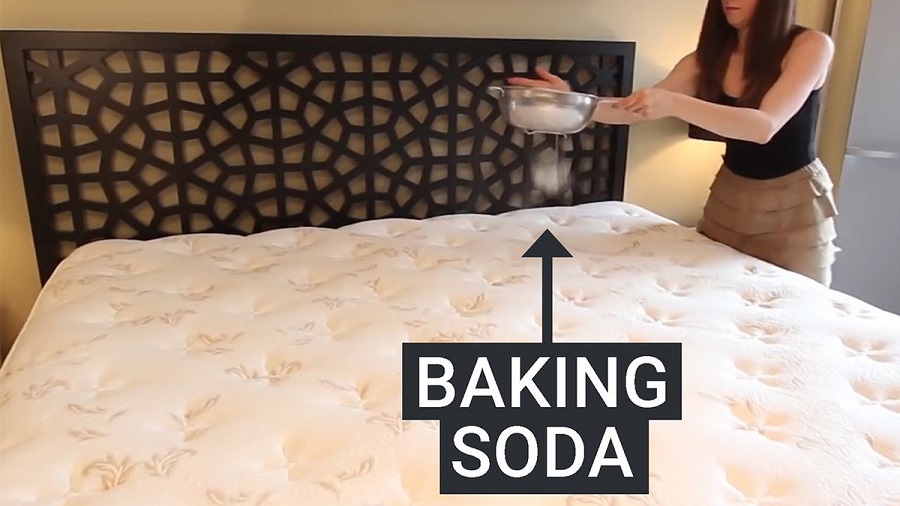 Rắc đều bột baking soda lên bề mặt đệm