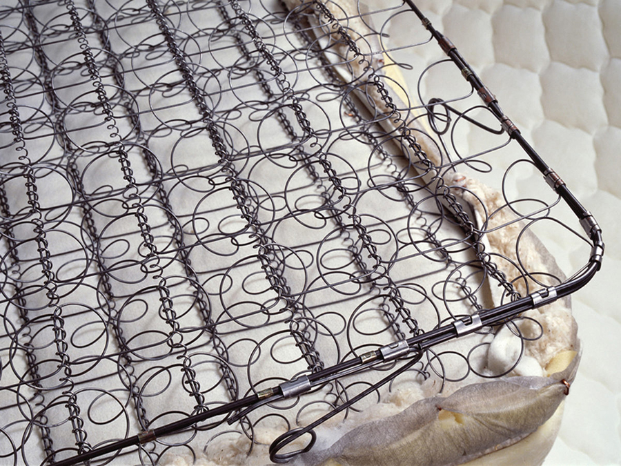 Cấu tạo đệm lò xo liên kết là những con lò xo móc nối với nhau theo chiều ngang và dọc